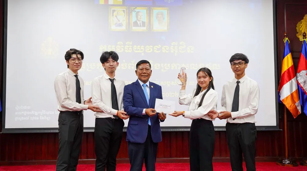 ក្រុមនិស្សិតវិទ្យាស្ថានបច្ចេកវិទ្យាកម្ពុជា ជាប់ជ័យលាភីលេខ១ ក្នុងកម្មវិធីយុវជនអ៊ីជិន ២០២៥