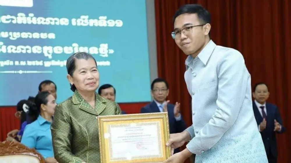 គួន ភីរុន ម្ចាស់ជ័យលាភីលេខ១ ផ្នែកអត្ថបទឧស្សាហ៍កថា​ ពានរង្វាន់សម្តេចតេជោ ហ៊ុន សែន