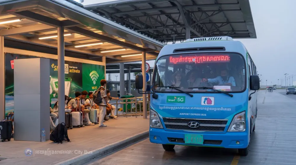 យុវជន ងាកមកជិះរថយន្តក្រុងសាធារណៈ ខណៈប្រេងសាំងឡើងថ្លៃ