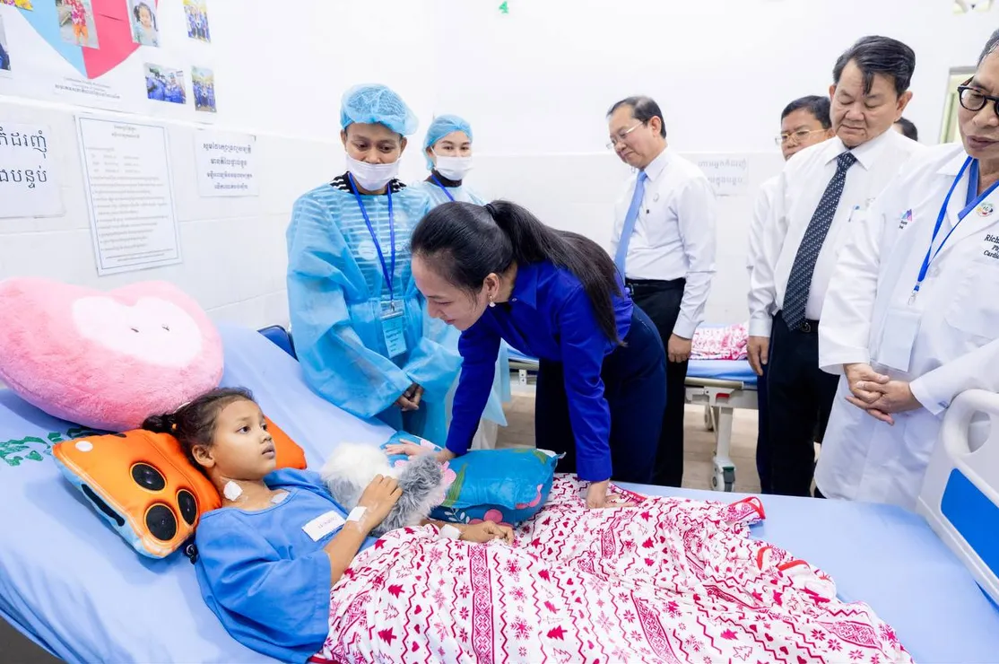 លោកជំទាវបណ្ឌិត ...