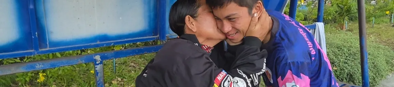 Thumbnail for ម្ដាយយុវជន សួន សុខាបញ្ញា របស់ក្រុមច្បារអំពៅសង្ឃឹមឃើញកូនប្រុសបង្ហាញខ្លួនលើវាលស្មៅស្តាតអូឡាំពិក ផ្ដាច់ព្រ័ត្រជើងឯកវិទ្យាល័យ