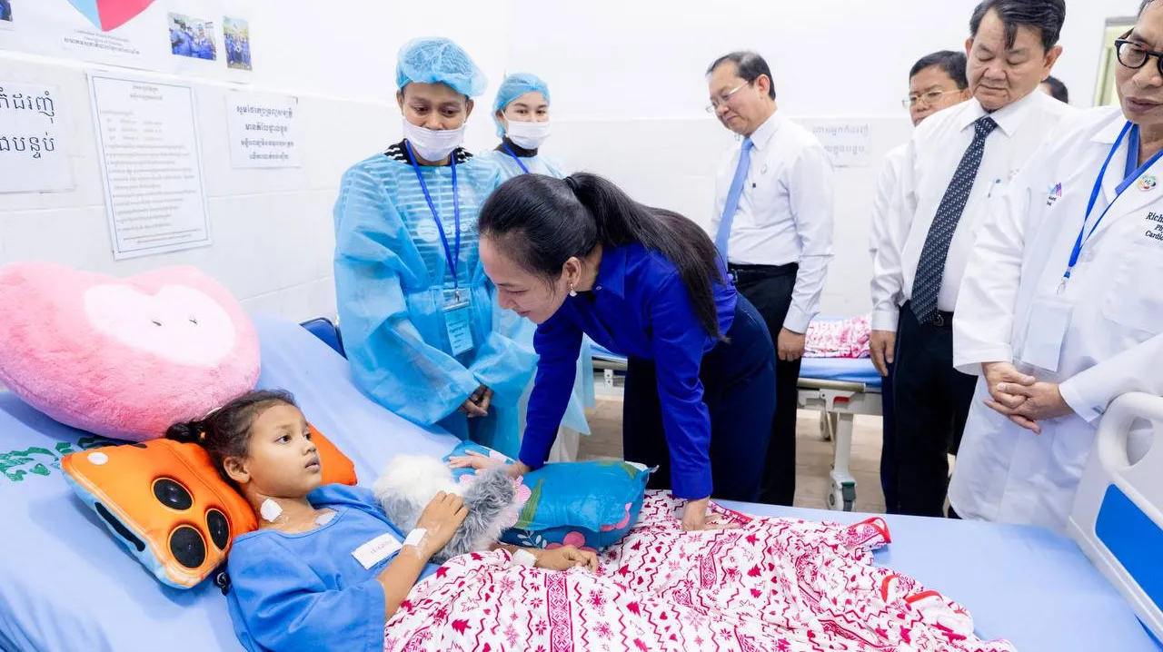 លោកជំទាវបណ្ឌិត ...