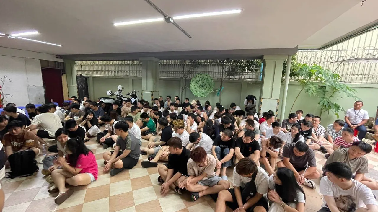 ជនបរទេស ២១ម៉ឺនន...