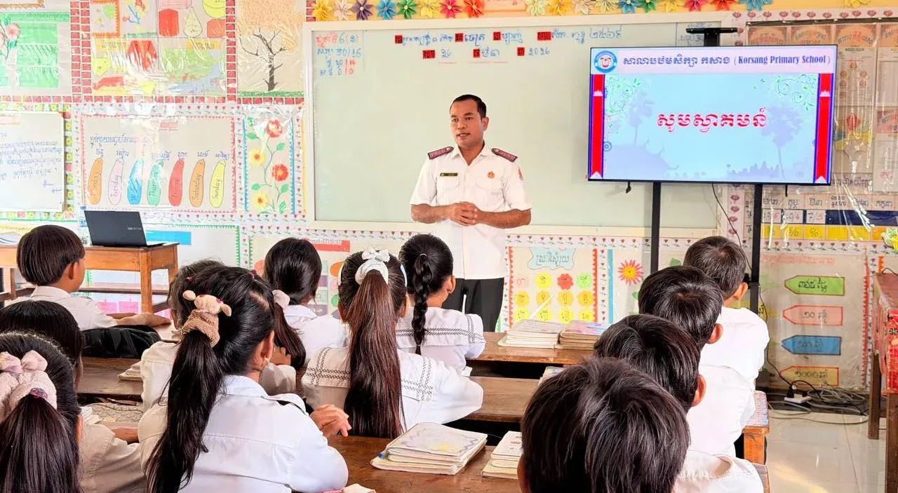 រដ្ឋមន្រ្តីមុខងារសាធារណៈ ៖ ពីថ្ងៃនេះទៅមុខ គ្រូបង្រៀនបឋមសិក្សា យ៉ាងហោចណាស់ ត្រូវមានកម្រិតបរិញ្ញាបត្រ
