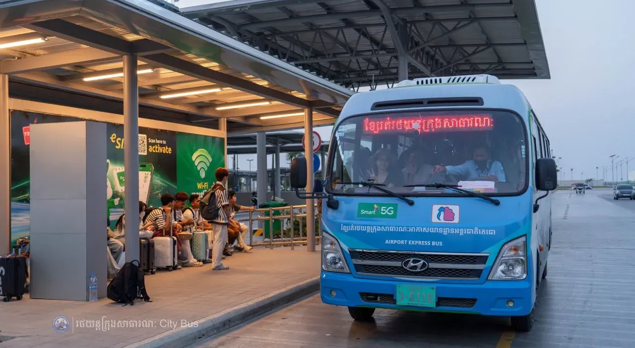 យុវជន ងាកមកជិះរថយន្តក្រុងសាធារណៈ ខណៈប្រេងសាំងឡើងថ្លៃ