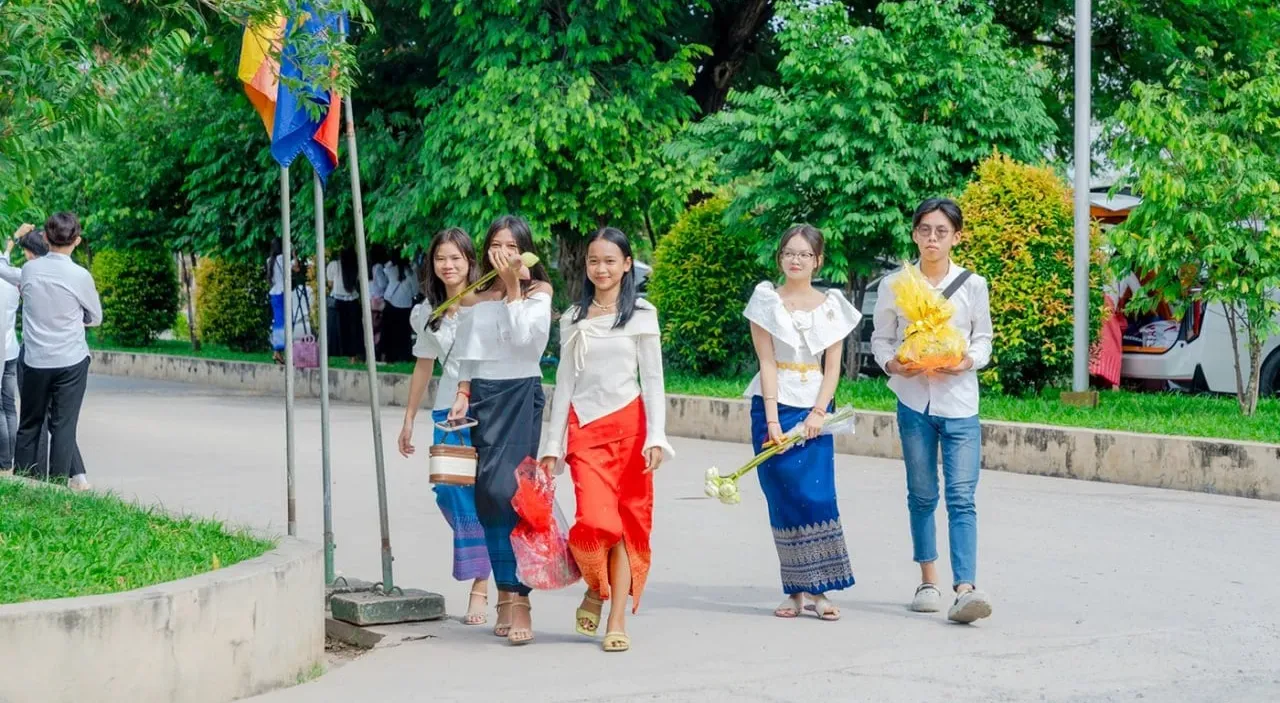 មន្ត្រីជំរុញឱ្យយុវជនទៅវត្ត ខណៈយុវជនមួយចំនួនមិនសូវចាប់អារម្មណ៍ទៅវត្តក្នុងឱកាសបុណ្យចូលឆ្នាំ