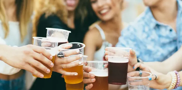 និន្នាការផឹកគ្រឿងស្រវឹងរបស់យុវជន Gen Z ធ្លាក់ចុះ អ្នកផលិតស្រាខាតលុយរាប់រយពាន់លានដុល្លារ - AMS Article Thumbnail