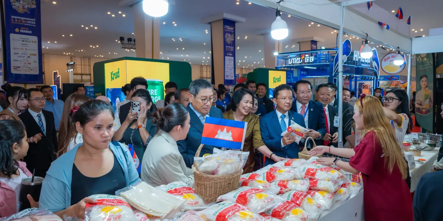 ទំហំពាណិជ្ជកម្មកម្ពុជា - ថៃ ថយចុះខ្លាំង ខណៈកម្ពុជា​បង្កើនការ​នាំចូលទំនិញពី​សិង្ហបុរី និ​ងម៉ាឡេស៊ី - AMS Article Thumbnail