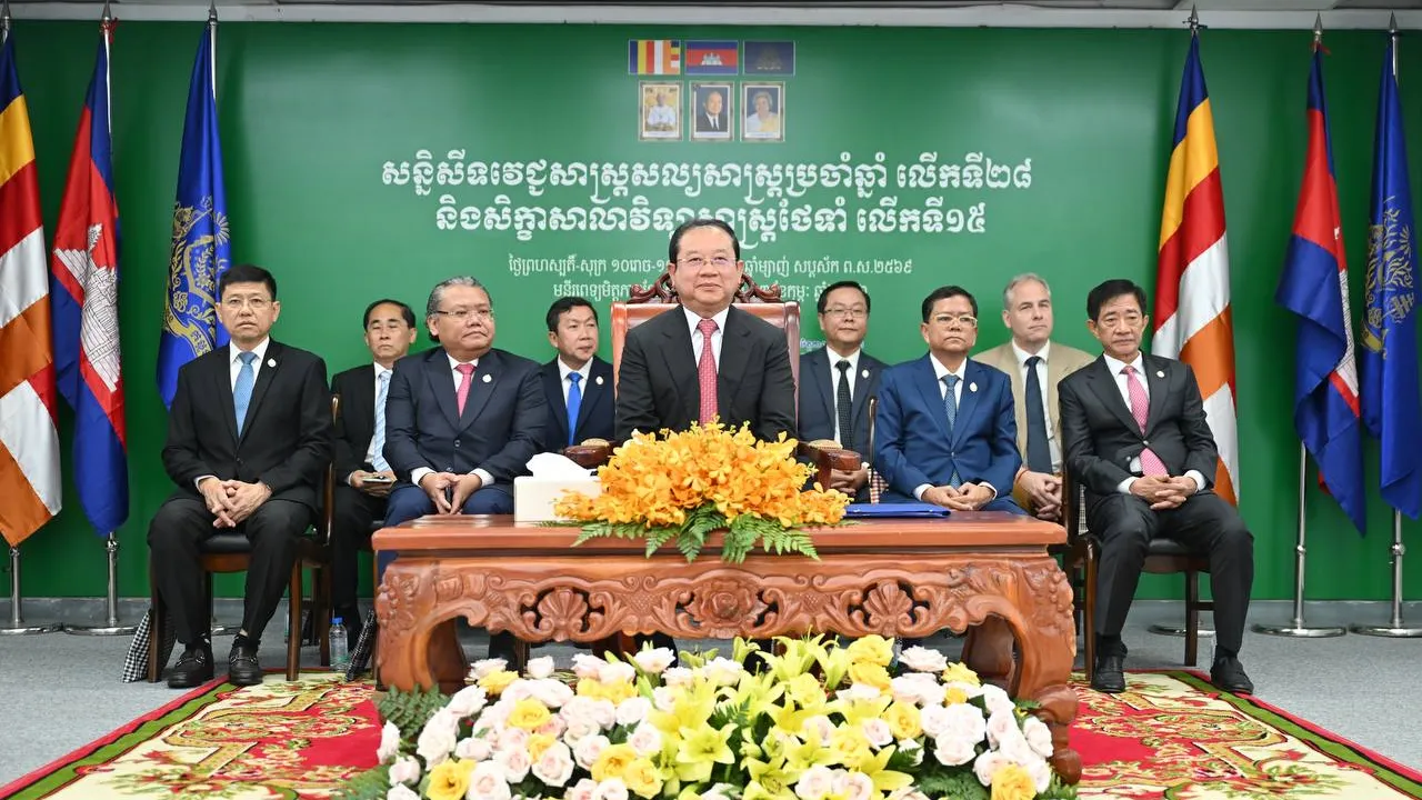 រដ្ឋមន្រ្តីសុខាភិបាលណែនាំឱ្យបុគ្គលិកសុខាភិបាលកាត់បន្ថយកំហុសវេជ្ជសាស្ត្រក្នុងការថែទាំព្យាបាលអ្នកជំងឺ - AMS Article Thumbnail