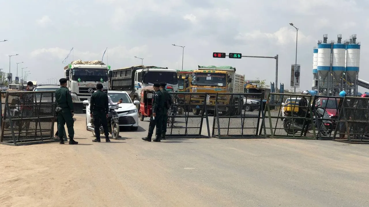 ទិដ្ឋភាពផ្លូវ៦០ម៉ែត្រ ថ្ងៃទី១៥ ខែមេសា ឆ្នាំ២០២១ បន្ទាប់ពីរាជរដ្ឋាភិបាលកម្ពុជា បានចេញសេចក្តីសម្រេចពិសេសបន្ទាន់មួយ ដោយប្រកាសបិទរាជធានីភ្នំពេញទាំងស្រុង និងក្រុងតាខ្មៅរយៈពេល១៤ថ្ងៃ