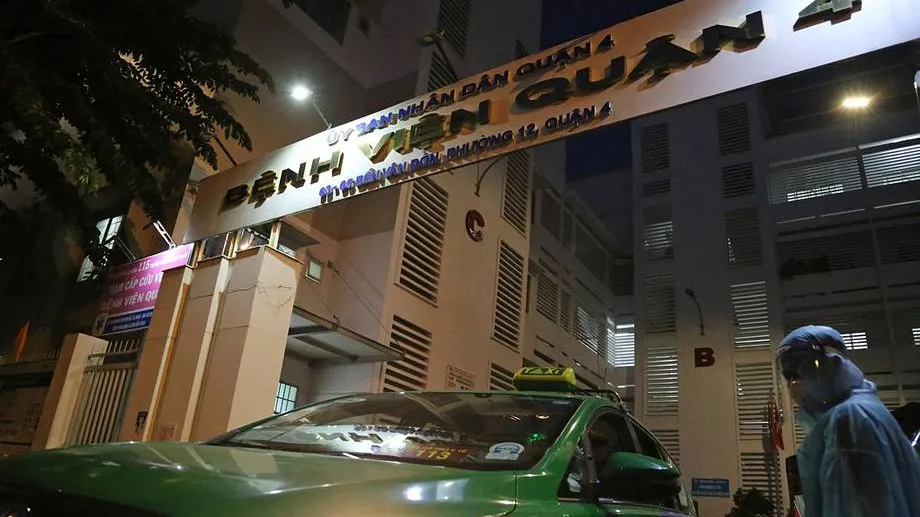 វៀតណាម៖ តាក់ស៊ីរាប់រយគ្រឿងក្លាយជារថយន្តដឹកអ្នកជំងឺកូវីដ នៅហូជីមិញ