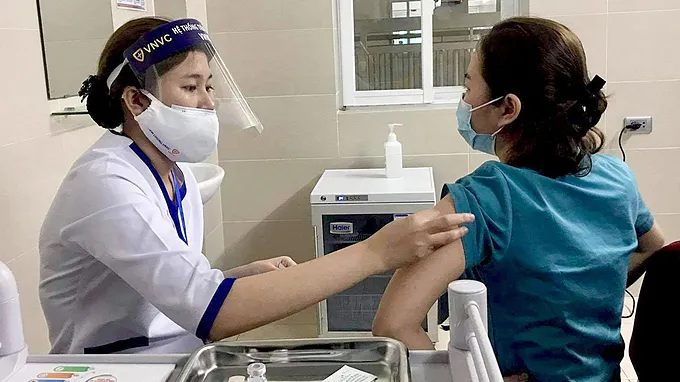 បារាំង​និង​ហុង​គ្រី​ផ្តល់​អំណោយ​វ៉ាក់សាំង​កូ​វី​ដ​១​៩​ ​ជូន​ប្រទេស​វៀតណាម​