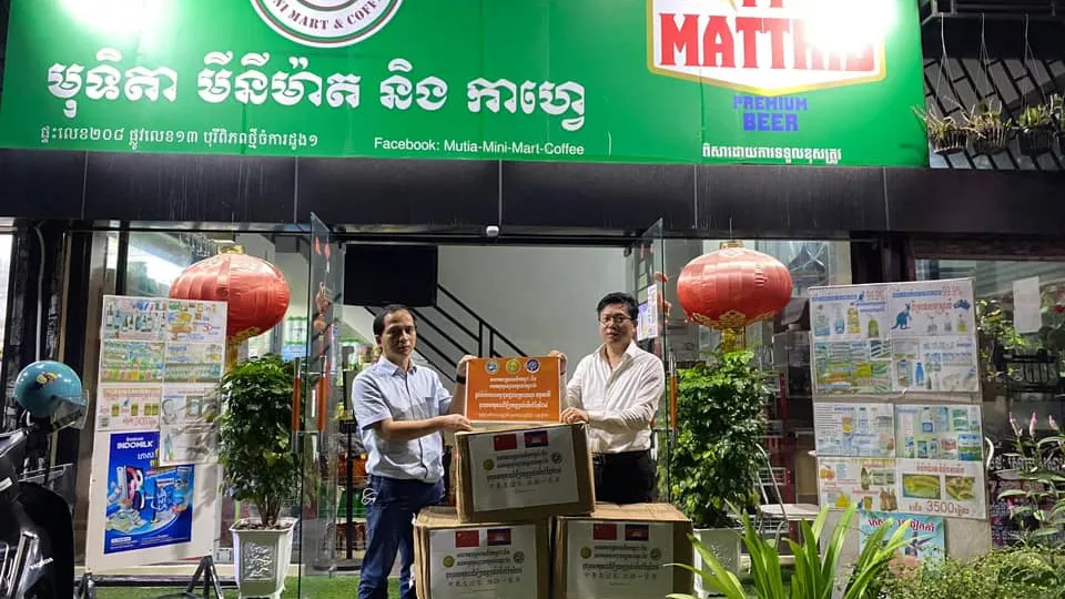 សមាគមអ្នកស្រាវជ្រាវវឌ្ឍនភាពកម្ពុជា-ចិន ប្រគល់ម៉ាស់ចំនួន១ម៉ឺនបន្ទះជូនដល់រដ្ឋបាលក្រុងបានលុង ខេត្តរតនគិរី