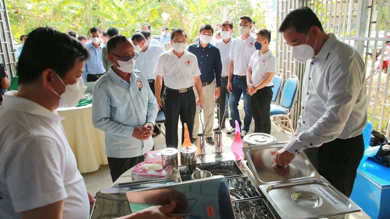 ក្រុមគ្រូពេទ្យស្ម័គ្រចិត្ត សាខាសមាគមសិស្ស និស្សិត បញ្ញវន្តក្មេងវត្តខេត្តកំពង់ចាម ចុះពិនិត្យ ពិគ្រោះជំងឺទូទៅ និងផ្តល់ថ្នាំពេទ្យជូនប្រជាពលរដ្ឋរស់នៅសង្កាត់បឹងកុក 