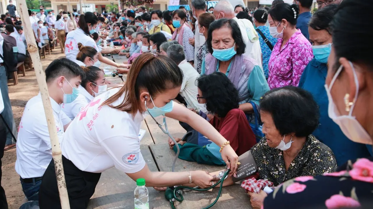 ក្រុមគ្រូពេទ្យស្ម័គ្រចិត្តឯកឧត្តម ហ៊ុន ម៉ានី ប្រមាណ ៤០០នាក់ បន្តចុះពិនិត្យ និងព្យាបាលជំងឺជូនប្រជាពលរដ្ឋរស់នៅស្រុកស្រីសន្ធរ ខេត្តកំពង់ចាម