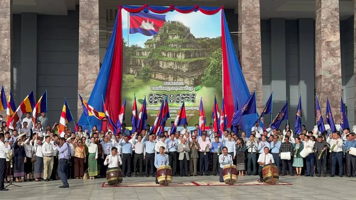 ថ្នាក់ដឹកនាំ និងមន្ត្រីរាជការនៃក្រសួងរៀបចំដែនដី នគរូបនីយកម្ម និងសំណង់ អបអរសាទរបញ្ចូលរមណីយដ្ឋានប្រាសាទ ”កោះកេរ” របស់ខ្មែរ ជាសម្បត្តិបេតិកភណ្ឌពិភពលោក