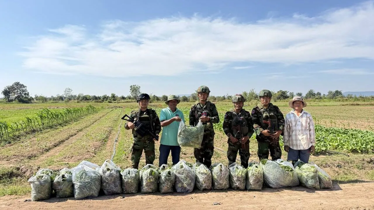 មន្ទីរកសិកម្មខេត្តឧត្តរមានជ័យបន្តនាំយកស៊ុតទានិងបន្លែទៅជូនវីរកងទ័ពប្រចាំការទិសខេត្តឧត្តរមានជ័យ