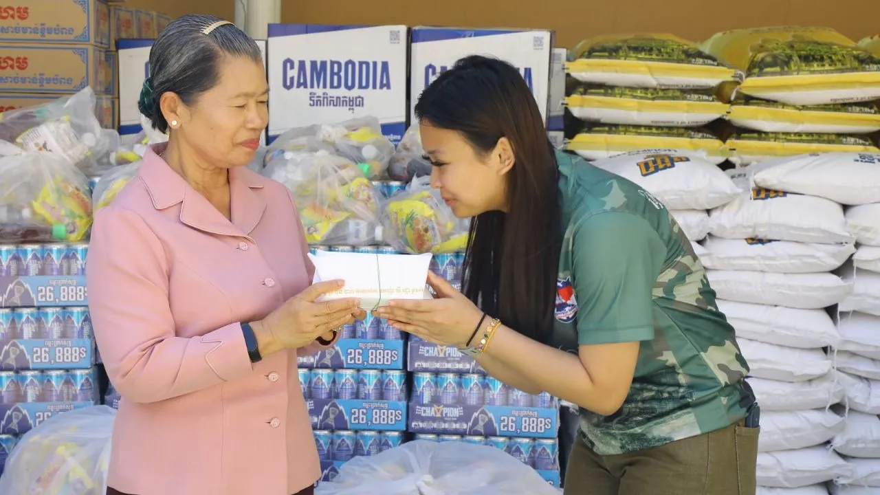 សម្តេច ម៉ែន សំអន ថ្លែងអំណរគុណ អ្នកឧកញ៉ា យី រដ្ឋា និង ឯកឧត្តម ប៊ុន តារា ចូលរួមចំណែកជួយជាស្បៀងដល់សមរភូមិជួរមុខ