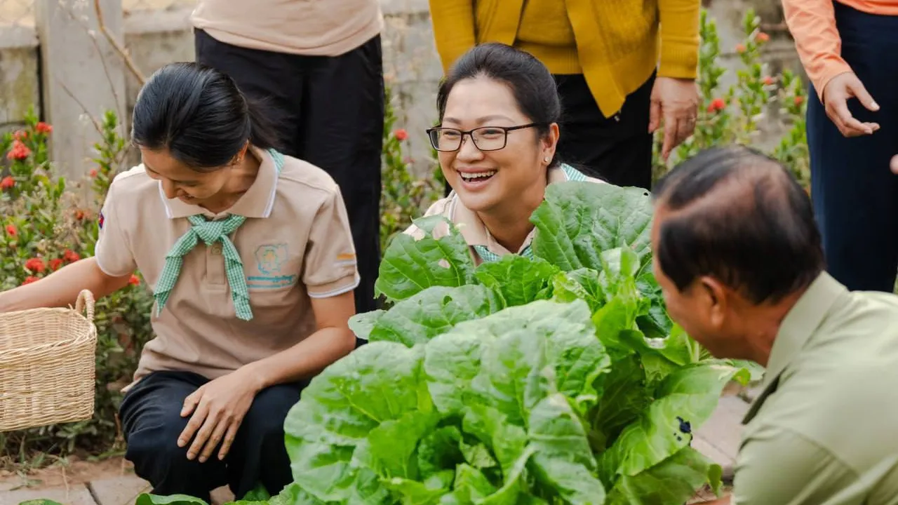 បន្លែរបស់សិស្សានុសិស្សនៃវិទ្យាល័យ អង្គរជ័យ វិទ្យាល័យ ទូកមាស វិទ្យាល័យ នរោត្តម រណឬទ្ធិ និងសាលាបឋមសិក្សា រស្មីខេមរៈ សំរាប់ជូនជនភៀសសឹក និងវីរៈកងទ័ព