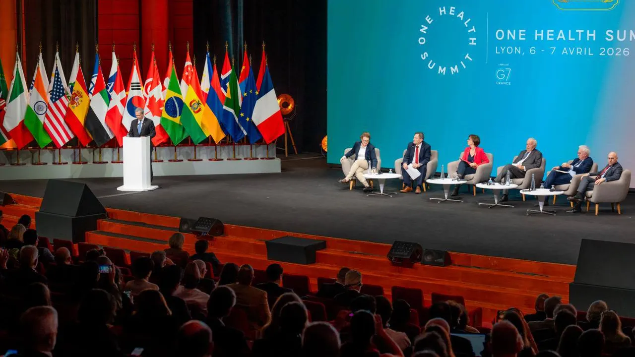 សម្តេចបវរធិបតីធ្វើបទអន្តរាគមន៍ក្នុងកិច្ចប្រជុំកំពូលស្តីពីសុខភាពតែមួយនៅបារាំង