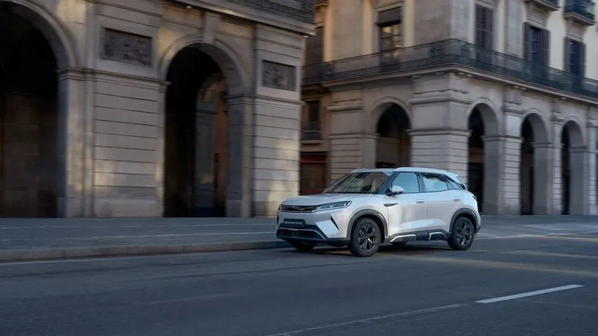 ការនាំចេញឡានអគ្គិសនី ចិន កើនឡើង ១៤០ ភាគរយ ចំពេលប្រេងឡើងថ្លៃ