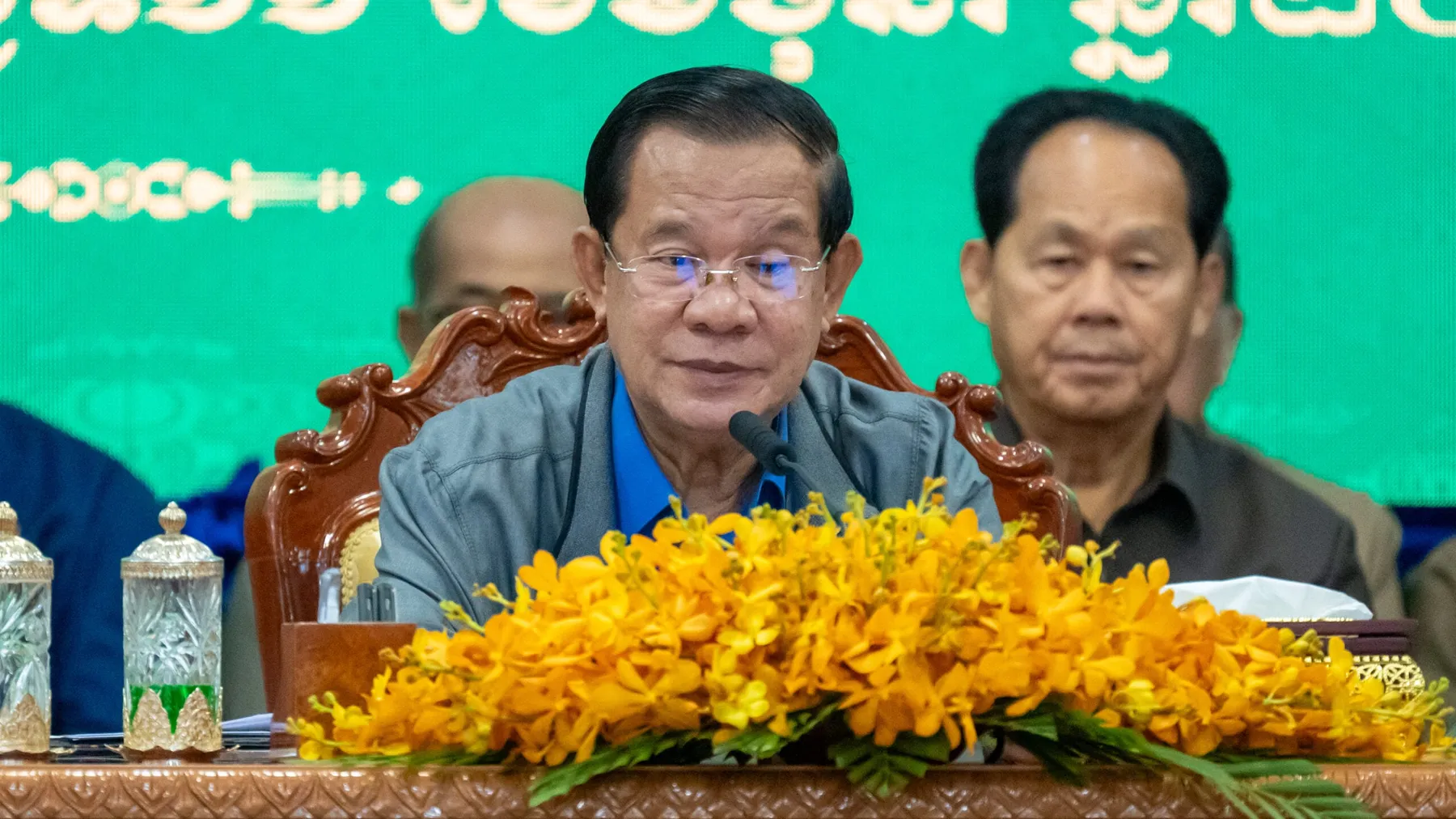 សម្ដេចតេជោ ហ៊ុន សែន ព្រមានចាត់វិធានការទាំងអ្នកនាំចូល នឹងមន្ត្រីដែលគប់គិតជាមួយឈ្មួញ លួចនាំទំនិញថៃ ចូលកម្ពុជា