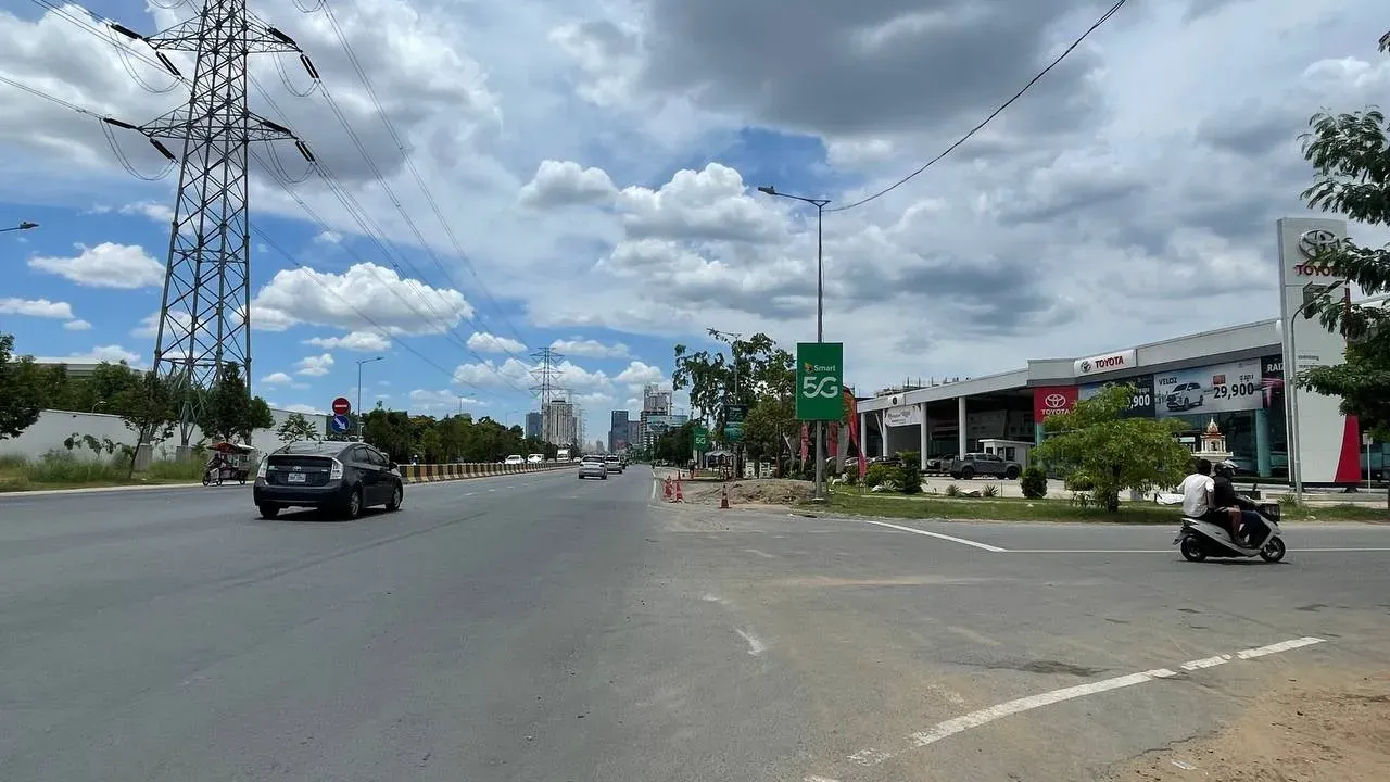 អគារតាំងបង្ហាញរថយន្ត​ទំនើបៗស្ទើរ​តែគ្រប់ម៉ាកយីហោ​ កំពុង​រីកដុះដាល​តាម​បណ្ដាយផ្លូវ​៦០ម៉ែត្រ​
