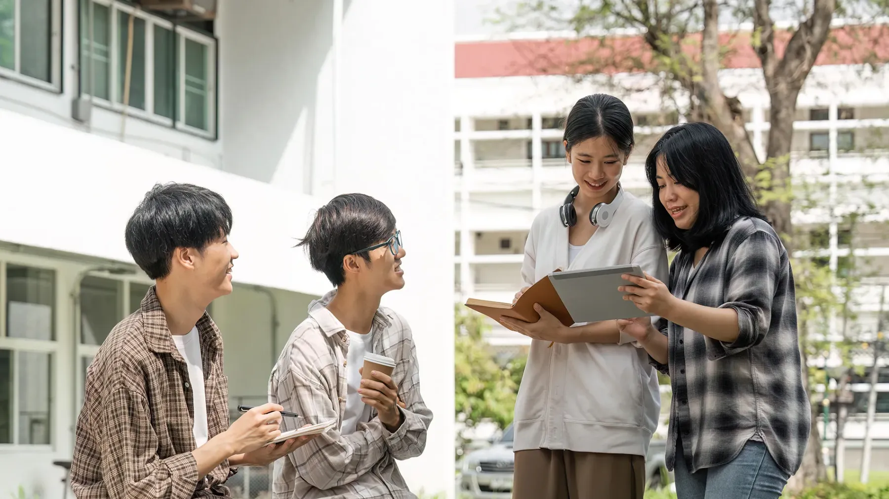 ជីវិតសាកលវិទ្យាល័យ ៖ តើការស្នាក់នៅអន្តេវាសិកដ្ឋាន និងជួលផ្ទះស្នាក់នៅខាងក្រៅ មួយណាជាជម្រើស?