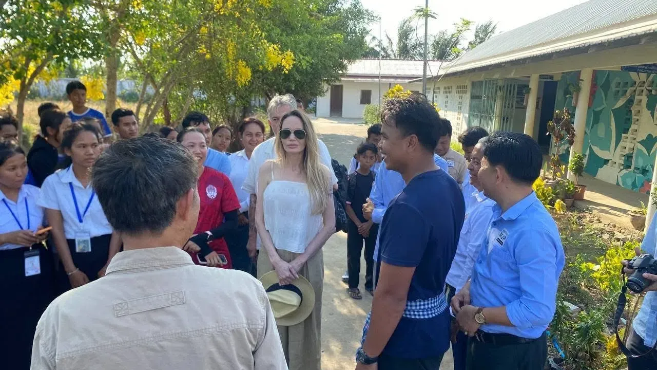លោកស្រី Angelina Jolie គ្រោងសាងសង់បណ្ណាល័យឌីជីថលនៅវិទ្យាល័យសំឡូត