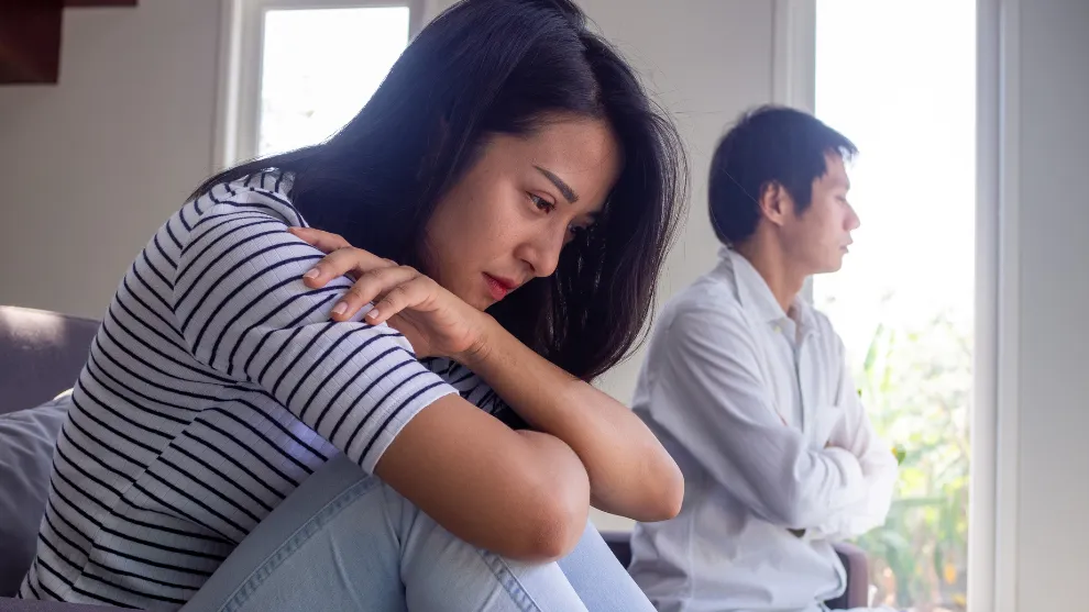 មិនប្រាប់ ស្មើនឹងមិនស្រឡាញ់? តើត្រូវធ្វើបែបណា នៅពេលដែលមានរឿងត្រូវលាក់បាំងពីដៃគូ?