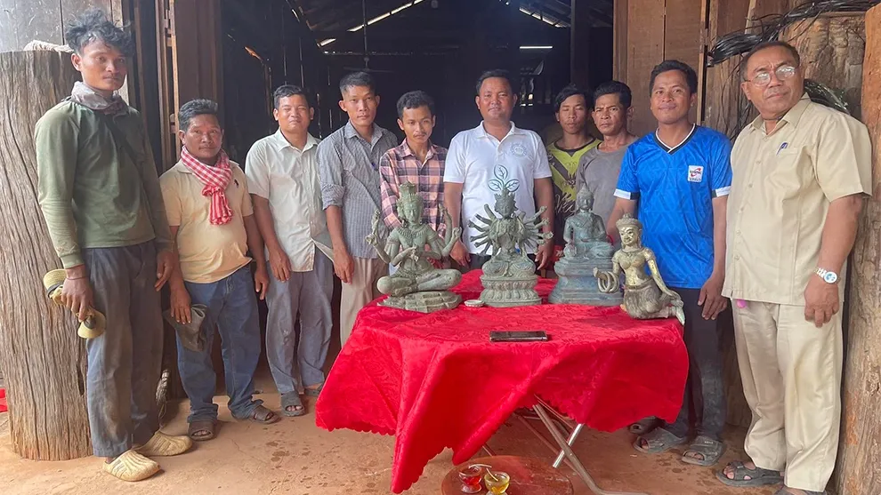 ពលរដ្ឋប្រទះឃើញបដិមាករ ៤ អង្គ កប់ដីក្នុងចម្ការស្វាយចន្ទីខេត្តកំពង់ធំ