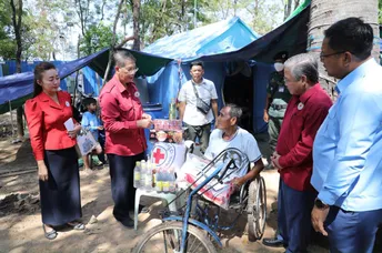ជនភៀសសឹក ដែលរងគ្រោះបន្ថែមដោយទឹកភ្លៀង ទទួលជំនួយពីកាកបាទក្រហមកម្ពុជា - AMS Article Thumbnail