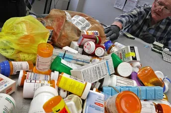 សំណល់ថ្នាំពេទ្យ បង្កផលប៉ះពាល់ដល់បរិស្ថាន និង សុខភាពមនុស្ស - AMS Article Thumbnail