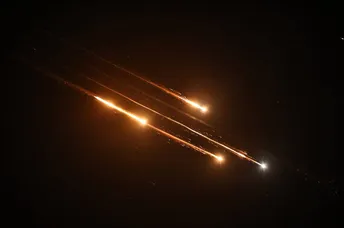 អ៊ីរ៉ង់ បាញ់មីស៊ីលវាយប្រហារនាវាផ្ទុកយន្តហោះចម្បាំងរបស់សហរដ្ឋអាមេរិក - AMS Article Thumbnail