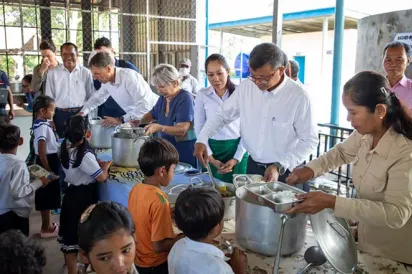រាជរដ្ឋាភិបាលកំពុងផ្ទេរកម្មវិធីផ្តល់អាហារតាមសាលារៀនពីដៃគូអភិវឌ្ឍន៍ មកជាកម្មវិធីជាតិទាំងស្រុងត្រឹមឆ្នាំ២០២៨