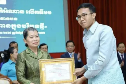 គួន ភីរុន ម្ចាស់ជ័យលាភីលេខ១ ផ្នែកអត្ថបទឧស្សាហ៍កថា​ ពានរង្វាន់សម្តេចតេជោ ហ៊ុន សែន