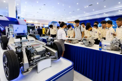 កម្ពុជា-ចិន ចាប់ដៃគ្នាបណ្តុះបណ្តាលជំនាញរថយន្តអគ្គិសនី ខណៈតម្រូវការកម្លាំងពលកម្មកំពុងមានសន្ទុះ
