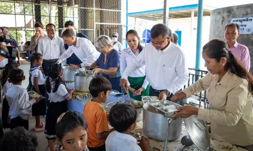 រាជរដ្ឋាភិបាលកំពុងផ្ទេរកម្មវិធីផ្តល់អាហារតាមសាលារៀនពីដៃគូអភិវឌ្ឍន៍ មកជាកម្មវិធីជាតិទាំងស្រុងត្រឹមឆ្នាំ២០២៨