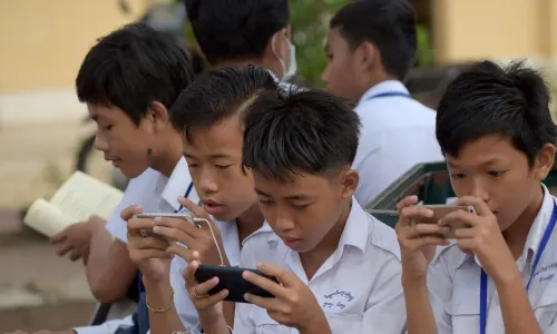 ក្រសួងអប់រំហាមសិស្ស​ប្រើប្រាស់​ទូរស័ព្ទដៃក្នុងថ្នាក់រៀន