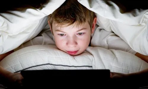 សញ្ញាទាំង ៧ ដែលបញ្ជាក់ថា កូនរបស់អ្នកកំពុងញៀនអេក្រង់ និងវិធីសាស្ត្រដោះស្រាយ