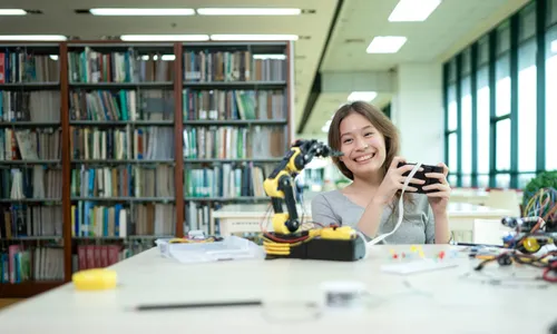 តួនាទីរបស់គ្រឹះស្ថានឧត្ដមសិក្សានៅក្នុងការអភិវឌ្ឍមូលធនមនុស្ស និងនវានុវត្តន៍បច្ចេកវិទ្យា