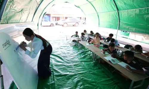 អ្នកគ្រូ គុយ ស្រីនិច បន្តបង្រៀនសិស្ស​នៅជំរំភៀសសឹក ព្រោះចង់ឱ្យ​កុមារ​នៅតំបន់ព្រំដែន​ទទួលបាន​ចំណេះដឹង