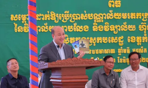 រដ្ឋមន្រ្តីក្រសួងមុខងារសាធារណៈ ជំរុញសិស្សានុសិស្សប្រឹងប្រែងរៀនឱ្យអស់ពីលទ្ធភាព សម្រាប់ការប្រឡងបាក់ឌុបនាពេលខាងមុខ