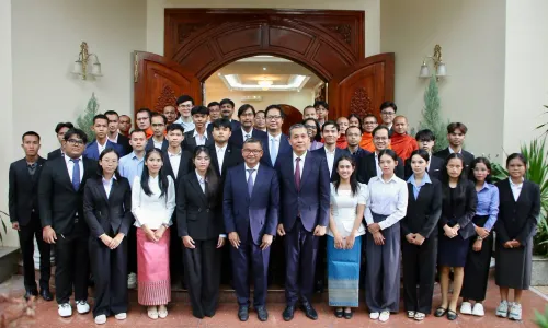 ឥណ្ឌា​ជា​មជ្ឈមណ្ឌល​អប់រំ​លំដាប់​សកល, ​រដ្ឋមន្រ្តី​អប់រំ​ប្រាប់​និស្សិត​កម្ពុជា​ប្រឹងប្រែង​ក្រេប​ជញ្ជក់​ចំណេះដឹង​ ត្រឡប់​មក​អភិវឌ្ឍ​ជាតិ​