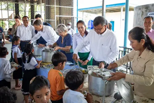 រាជរដ្ឋាភិបាលកំពុងផ្ទេរកម្មវិធីផ្តល់អាហារតាមសាលារៀនពីដៃគូអភិវឌ្ឍន៍ មកជាកម្មវិធីជាតិទាំងស្រុងត្រឹមឆ្នាំ២០២៨