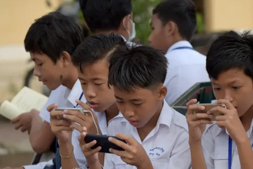 ក្រសួងអប់រំហាមសិស្ស​ប្រើប្រាស់​ទូរស័ព្ទដៃក្នុងថ្នាក់រៀន