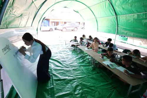 អ្នកគ្រូ គុយ ស្រីនិច បន្តបង្រៀនសិស្ស​នៅជំរំភៀសសឹក ព្រោះចង់ឱ្យ​កុមារ​នៅតំបន់ព្រំដែន​ទទួលបាន​ចំណេះដឹង