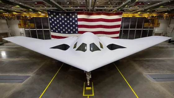 អាមេរិក ពន្លឿនការផលិតយន្តហោះទម្លាក់គ្រាប់បែកបំបាំយកាយ B-21 Raider ឲ្យទាន់ឆ្នាំ ២០២៧ - AMS Article Thumbnail