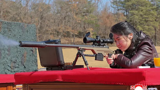 លោក គីម ជុងអ៊ុន ឱ្យកូនស្រីអាយុត្រឹម ១៣ ឆ្នាំ រៀនបាញ់កាំភ្លើងពិត - AMS Article Thumbnail