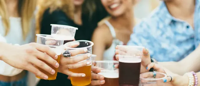 និន្នាការផឹកគ្រឿងស្រវឹងរបស់យុវជន Gen Z ធ្លាក់ចុះ អ្នកផលិតស្រាខាតលុយរាប់រយពាន់លានដុល្លារ - AMS Article Thumbnail